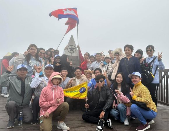 Good Memory for group video of 11 family at the top of Mount Fansipan